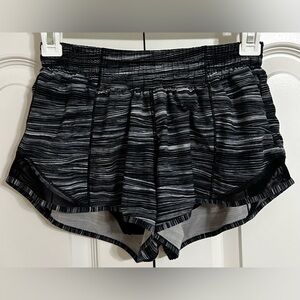 lululemon Black/White/Navy Hotty Hot Short | Size 6 - 2.5” inseam.